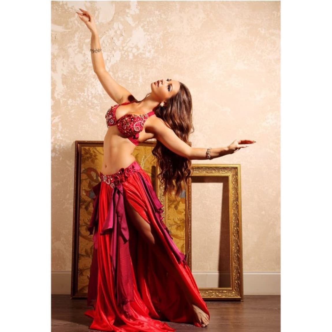 Johara performing oriental belly dance